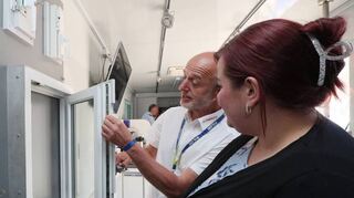Sven Hillme von der kriminalpolizeilichen Beratungsstelle (l.) unterhält sich mit Sarah Schaller über mechanische Lösungen beim Einbruchschutz.