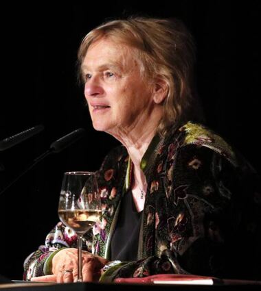 Elke Heidenreich zündet in der Festhalle ein literarisches Brillantfeuerwerk.