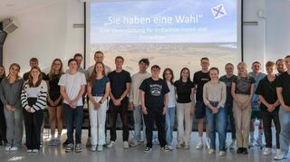 Bürgermeister Uwe Grempels schilderte den Jungwählern seine Kindheit in einer Diktatur, in der demokratische Wahlen unbekannt waren. Weshalb er an die Jugend appellierte, von ihrem Wahlrecht Gebrauch zu machen.