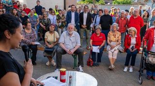 Neza Yildirim begrüßt die zahlreichen Besucher der Gedenkveranstaltung zur 75. Jahrestag des Grundgesetzes. Die drei Landtags-abgeordneten (Mitte v.l) Andreas Sturm Dr. Andre Baumann und Daniel Born sind im politischen Alltag nicht immer einer Meinung, aber mit ihrem Bekenntnis zur Demokratie standen sie inhaltlich wie auch auf dem Bild sehr eng zusammen.