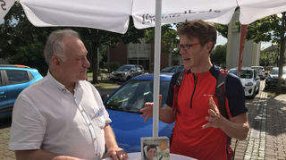 Der Oftersheimer Tobias Lebhardt (r.) informiert sich bei Dieter Netter von Stadtmobil Rhein-Neckar über das Carsharing-Angebot in der Gemeinde.