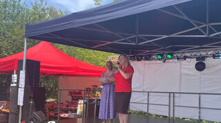Pfarrerin Michaela Schmittberg (links) und Bürgermeisterin Patrica Rebmann begrüßen am Samstag die Besucher zum Basar in Eppelheim.