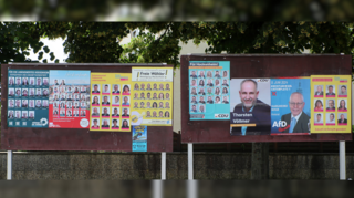 Alle Bewerber auf einen Blick: Klassische Wahlwerbung wie auf der Plakatwand in der Berlinallee, Ecke Schwetzinger Straße, ist für Parteien und Gruppierungen immer noch ein Hauptinformationsmittel.