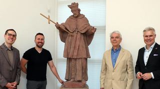 Die Restaurierung des Schutzheiligen Johannes Nepomuk ist abgeschlossen. Museumsleiter Lars Maurer (v. l.), Diplom-Restaurator Eik Lehmann, Dr. Volker Kronemayer (2. Vorsitzender des. Freundeskreis) und Bürgermeister Matthias Steffan freuen sich darüber.