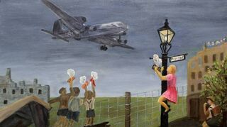 Dieses Werk von Atmo Zakes trägt den Titel „Der Schokoladenbomber“. Kinder fangen nach Ende Zweiten Weltkriegs Schokolade, die aus dem Flugzeug der Amerikaner über Berlin abgeworfen wird.