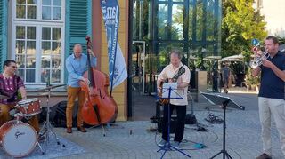 Das Markus Krämer Trio bekommt kurzzeitig Verstärkung von Trompeter Ferdinand Reiff.