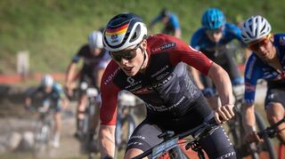 Der Schwetzinger Lennart Krayer startete am Sonntag beim Mountainbike-Cup in der Nähe von Schwäbisch-Gmünd  und zwar in der höheren Altersklasse der Elite. Mit ihm am Start war Simon Gegenheimer, der Weltmeister von 2021 aus dem Bereich Cross-Country Eliminator aus dem Jahre 2021. Die beiden lieferten sich von Runde eins an ein starkes Duell. Gegen Ende der insgesamt 15 Runden zog Krayer, der Juniorenweltmeister von 2020, davon und gewann.