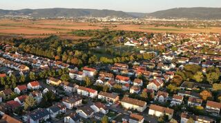 Der Gemeinderat in Plankstadt – die Gemeinde ist hier aus der Vogelperspektive zu sehen – besteht in der nächsten Legislaturperiode aus vier Fraktionen. Stärkste Kraft bildet die Plankstadter Liste mit zehn Sitzen, gefolgt von der CDU mit sieben sowie der Grünen Liste Plankstadt mit drei und der SPD mit zwei Sitzen.