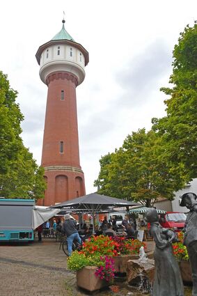 Seit Mittwoch ist der Wochenmarkt wieder zurück auf seinem angestammten Platz am Wasserturm. Die befragten Kunden freuten sich über den Umzug vom Schulhof auf den Wasserturmplatz, wo auch ein Café einlädt. Leider war das Wetter nicht einladend an diesem Tag.