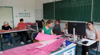 Veronika Sutter (v.l.), Ingrid Krämer, Marie Lützel, Kathrin Sternberger, Susanne Dolan, Martina Christ und Jenny Forsch bei der Auszählung der Stimmen in der Schillerschule.