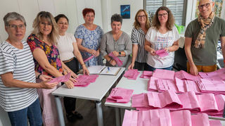 Viele Wahlhelfer sind notwendig, um die Stimmzettel schnell und zuverlässig auszuzählen, wie hier in einem Wahlkreisbüro der Gemeinde Neulußheim zu sehen ist