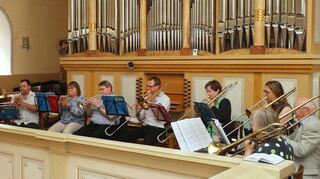 Der Bezirksbläserkreis mit Dorothee Strieker am Piano begleitet den Festgottesdienst musikalisch von der Empore aus.