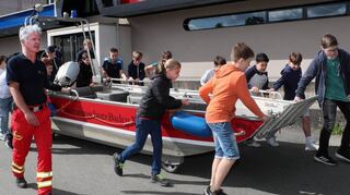 Hier wird demonstriert, wie das Rettungsboot ans Wasser gebracht wird. Frank Buckreuß von der DLRG passt auf.
