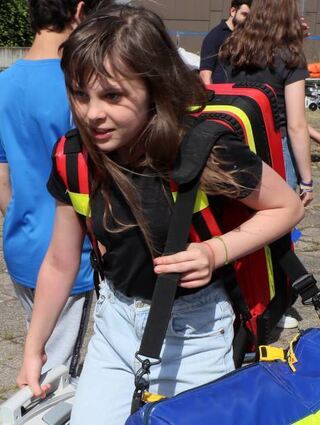 Schülerin Lou-Mé ist mit dem Notfallrucksack unterwegs.