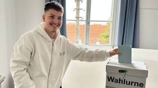 Julian aus der 9a bei der Wahl.