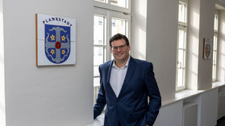 Nils Drescher tritt als einziger Kandidat bei der Bürgermeisterwahl in Plankstadt an und hofft, dass viele Bürger am 7. Juli von ihrem Wahlrecht Gebrauch machen und ihre Stimme abgeben.