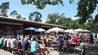 Begehrtes Angebot: Beim Spargelfest der Blauen Husaren sind die Bänke im Alten Fahrerlager schon früh dicht besetzt.