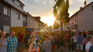 Das 18. Rohrhofer Sommerfest ist auch schon 2018 an zwei Tagen der Renner für Open-Air-Party-Fans, die hier alles finden, was sie suchen: coole Musik, leckere Cocktails, Raum für Unterhaltungen und eine echte Partymeile.