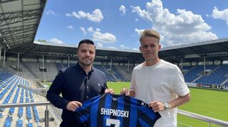 Anthony Loviso (l.), Technischer Leiter Sport des SVW, begrüßt Neuzugang Nicklas Shipnoski im Carl-Benz-Stadion.