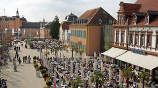 Verwandelt sich im Sommer wieder zur Fußballmeile: Der Schwetzinger Schlossplatz mit dem Kaffeehaus.