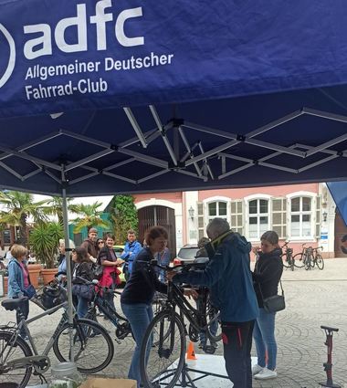 Der ADFC bietet regelmäßig Aktionen an wie hier am Spargelsamstag. Beim Radaktionstag im Ketscher Bruch ist der Club ebenfalls mit dabei.