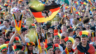 Ganz so groß wie hier 2016 in Hamburg ist das Public Viewing in unserer Region nicht. Dennoch bieten zahlreiche Restaurants und Kneipen Live-Übertragungen zur Fußball-EM an.