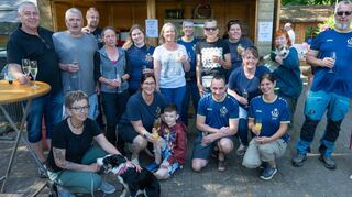 Die Lussheimer Hundefreunde feiern ihr 75-jähriges Bestehen mit Mitgliedern, Trainern und Besuchern. Vorsitzender Ralf Nieder (v. l.), der zweite Vorsitzende Peter Schwabe und Kassiererin Susanne Nieder (kniend, l.) freuen sich über den Andrang.