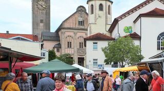 Wuseliges Treiben herrscht auf dem neu gestalteten Hockenheimer Markt, der nun als Feierabendmarkt firmiert, auch bei der zweiten Auflage.
