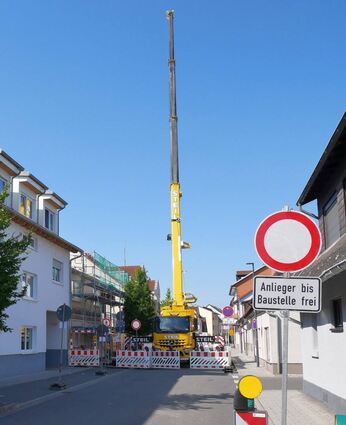 Kein Durchkommen in der Schwetzinger Straße: Wegen einer privaten Baustelle ist die Ortsdurchfahrt offiziell noch bis Ende kommender Woche gesperrt.