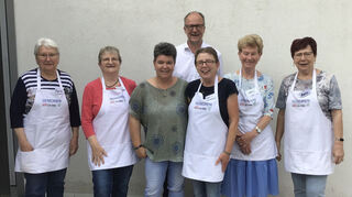 Bürgermeister Gunther Hoffman mit dem „Aktiv im Alter“-Team Karin (v. l.), Elke, Karin, Uschi und Marlis sowie Kulturamtschefin Alexandra Ötzkalay (Dritte v. l.).