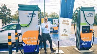 Geschäftsleiter Hans-Jörg Illguth präsentiert stolz die neuen Ladepunkte für Elektroautos bei der Globus-Markthalle im Talhaus – bis zum Jahresende will das Unternehmen deutschlandweit 800 ähnliche Anlagen schaffen.