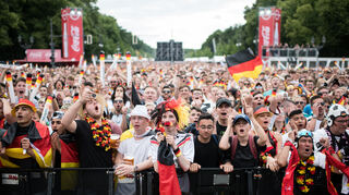 Besucher verfolgen auf der Berliner Fanmeile zur Fußball-Weltmeisterschaft 2018 das Spiel Deutschland gegen Südkorea. Auch bei der EM 2024 wird es Fan-Meilen geben.