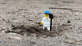„Kleine Menschen in der großen Welt“ : So heißt das Fotoprojekt der Realschüler, bei dem Lego-Männchen in einer realen Umgebung aufgenommen wurden.