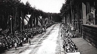 Auf Beflaggung großen Wert gelegt: An der Strecke stehen viele Masten, aber auch in der Stadt sind die Bürger aufgerufen, die Straßen zu schmücken – vor allem mit Hakenkreuzfahnen.