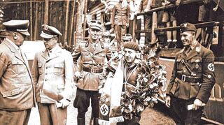 Uniformen im Vordergrund: Parteifunktionäre haben ihre Auftritte mit den siegreichen Motorradrennfahrern, die ganz große Prominenz zeigt sich aber nur beim Automobilrennsport.