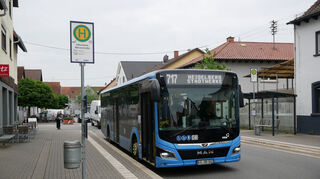 Die öffentliche Nahverkehr - hier die Buslinie 717 an der Haltestelle Wiesenstraße - wird in Oftersheim wohl nicht um einen Bürgerbus innerhalb der Gemeindegrenzen ergänzt: Die Rückmeldungen zum Projekt sind gering und Ehrenamtliche für den Betrieb finden sich bislang fast keine. Bild: Benjamin Jungbluth