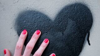 Diese Taktik der sogenannten Loverboys ist perfide: Mit vorgegaukelter Liebe erpressen sie Mädchen, Jungen und junge Erwachseneund zwingen sie zur Prostitution.