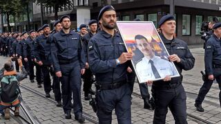 Mit einem sehr emotionalen Trauermarsch über die Planken haben Kolleginnen und Kollegen den getöteten Polizisten Rouven Laur gewürdigt.