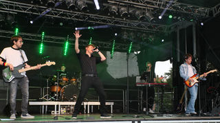 Die Band „Revived“ macht den Anfang. Benedict Fischer (Bass), Nicolas Ernst (Schlagzeug), Tobias Ernst (Gesang), Joel Hoffmann (Keyboard) und Matthew Fischer (Gitarre).