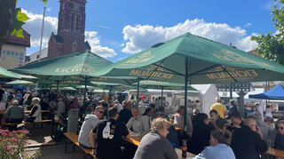 Am Samstag mussten dank des guten Wetters noch zusätzliche Schirme als Sonnenschutz aufgestellt werden.