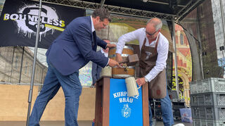 Bürgermeister Nils Drescher und Mario Heider von Weldebräu beim traditionellen Fassanstich - der dann doch einige Anläufe gebraucht hat.