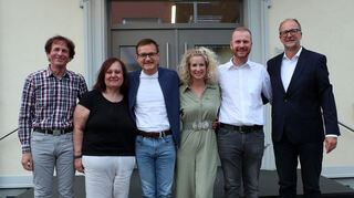 Winfried Vaudlet (v.l.), Silvia Mansel, Dr. Markus Hartmann, Antje Söhner und Thorsten Jakobi wurden von Bürgermeister Gunther Hoffmann aus dem Gemeinderat verabschiedet.