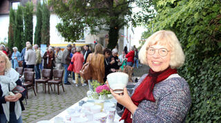 Töpferin Carola Sickmüller bietet – passend zum Themenabend – Café-au-lait-Tassen an.