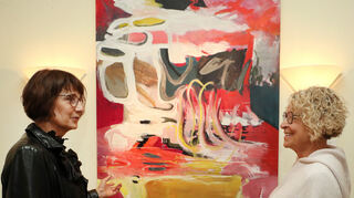 Während der Ausstellungseröffnung in der Villa Meixner spricht Vera Lang (l.) mit Ute Müller-Wolfangel über ihr Kunstwerk „movens II“.