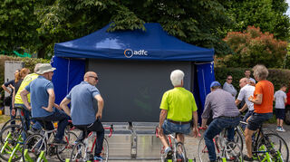 Leider nur schwer bei Tageslicht zu erkennen, aber trotzdem ein Spaßgarant: Durch die Stromerzeugung der acht Radfahrer wird beim Fahrradkino ein Film auf der LED-Leinwand gezeigt.