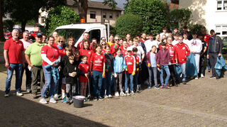 Mehrere Dutzend Mitglieder der Initiative Sauberes Oftersheim und der HG Oftersheim/Schwetzingen sammeln zusammen mit Freunden, Familie und anderen freiwilligen Helfern achtlos weggeworfenen Unrat in Oftersheim und der Gemarkung ein.