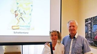 Die Künstlerin Silke Ballheimer und Laudator Nikolaus Meyer bei der Präsentation im Feuerbachhaus.