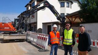 Behalten die angelaufenen Arbeiten im Blick: Bauleiter Francesco Ippolito (v. l.), Nico Rößler vom Bauamt und Bauamtsleiter Marc Schneider. Die große Kanalbaustelle in der Ketscher Enderlestraße hat begonnen.