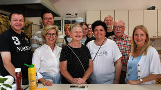 Beim Spargelfest der Freien Wähler hat das „Versorgungsteam“ mit Christian Zimmermann (v. l.), Kai Schemenauer, Beate Knapp, Ute Zimmermann, Silke Seidemann, Lissy Zimmermann, Susanne Balzer, Stephanie Fix, Jochen Kühnle, Michael Seidling und Vorsitzender Kerstin Schnabel viel zu tun.