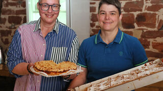 Im Innenhof des Gemeindemuseums gibt es bei Susanne und Katrin Balzer leckere Torten und Kuchen.